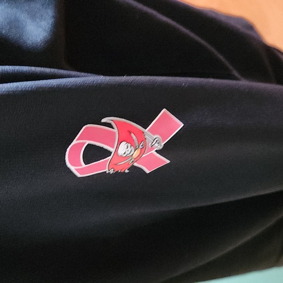 Tampa Bay Buccaneers Breast Cancer Hoodie. - Picture 3 of 5